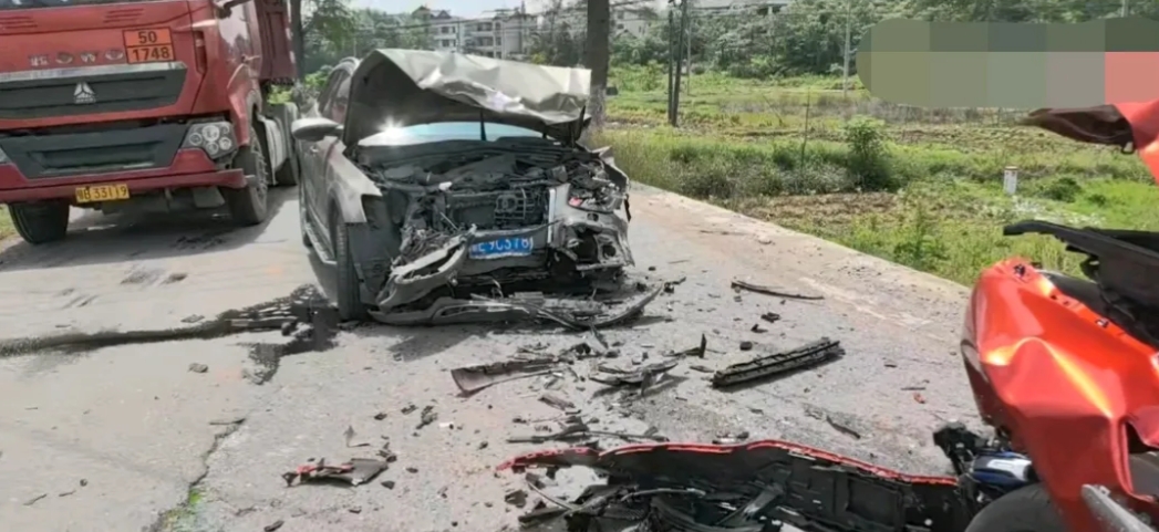 问界汽车又救了5条人命，这么大的撞击力度下车内成员可以存活，充分展现了什么叫做遥