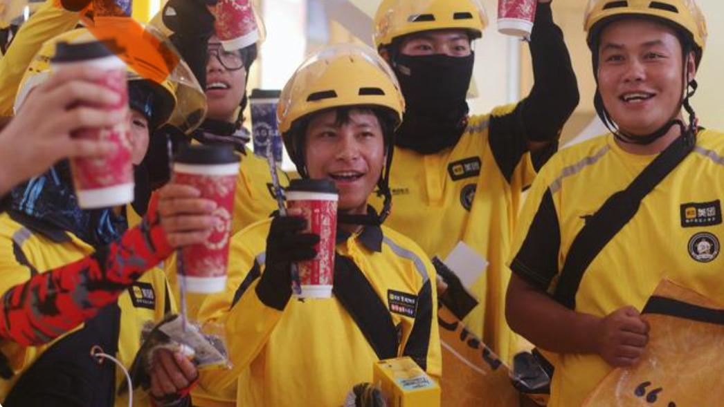 不拼补贴拼温度！免费立秋奶茶背后，藏着王兴的"骑手经济学"