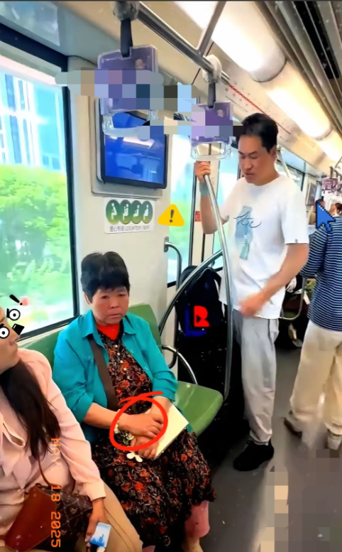 家人们，刷到个超离谱的上海地铁视频！一绿衣大妈，非不让旁边女孩坐她边上，边上站着