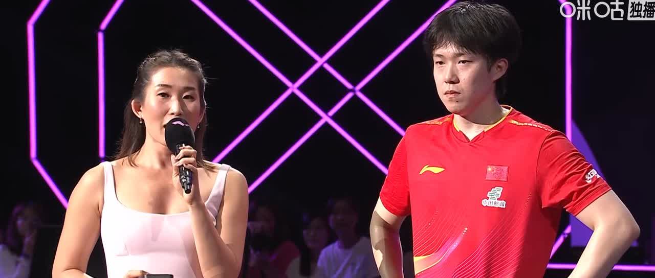 感觉头两天这个女翻译穿衣服的还挺保守
知道今天是冠军争夺战穿的也清凉起来了
