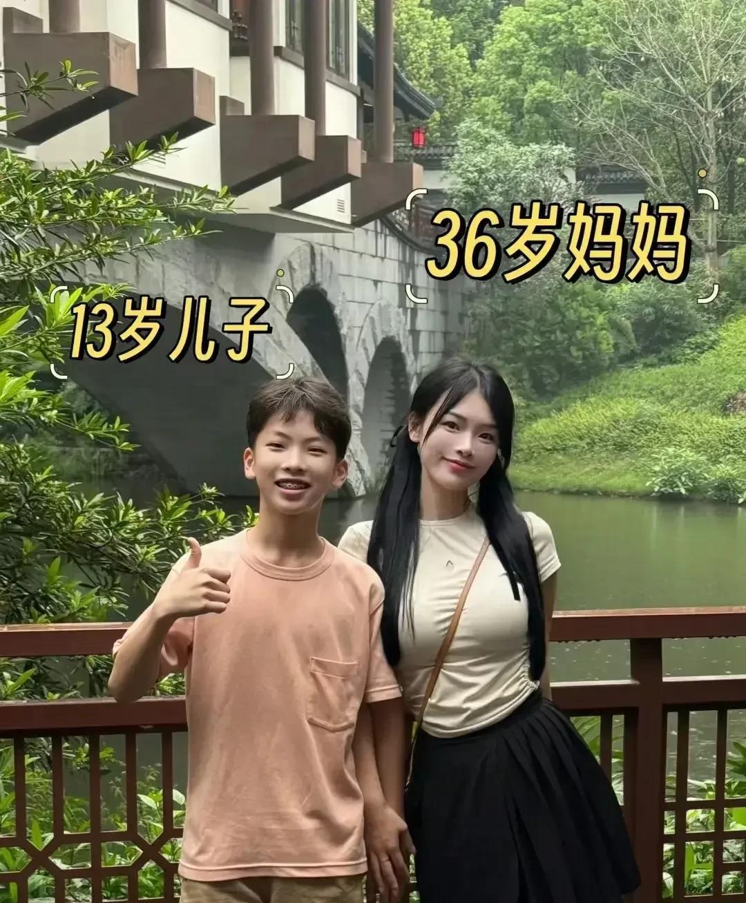 这是一张高颜值的母子合照
北平那夏天，太阳晒得那叫一个灿烂。十三岁的晓风，就站在