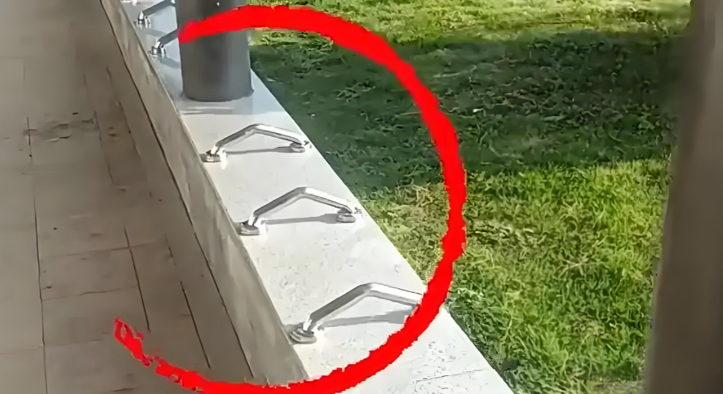 广东东莞石排镇沙迳公园内长条石凳上加装的扶手护拦还是拆除了。
至于加装的原因，社