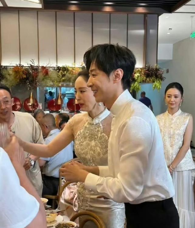 董璇老公张维伊没网上说的那么差
董璇二婚老公张维伊也是演员，而且中戏毕业，现在俩