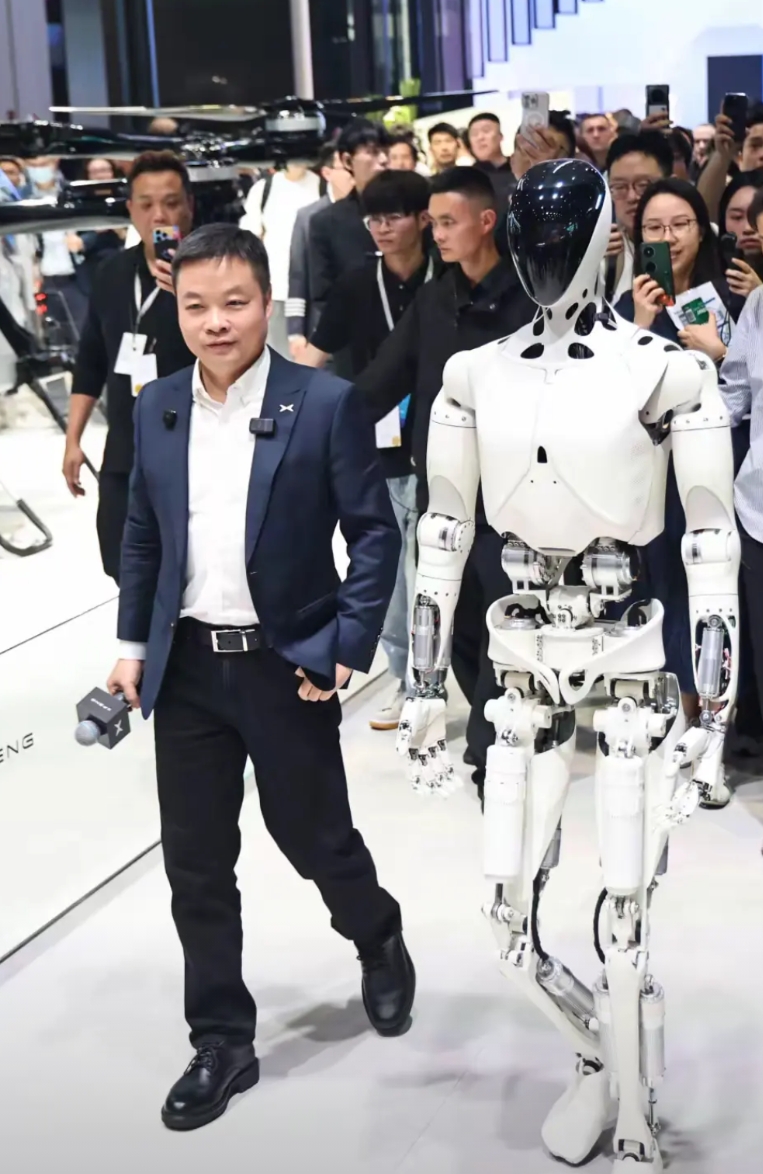 小鹏是真不会营销，网友1表示：“上海车展小鹏机器人走那几步，股票涨了10%”！网