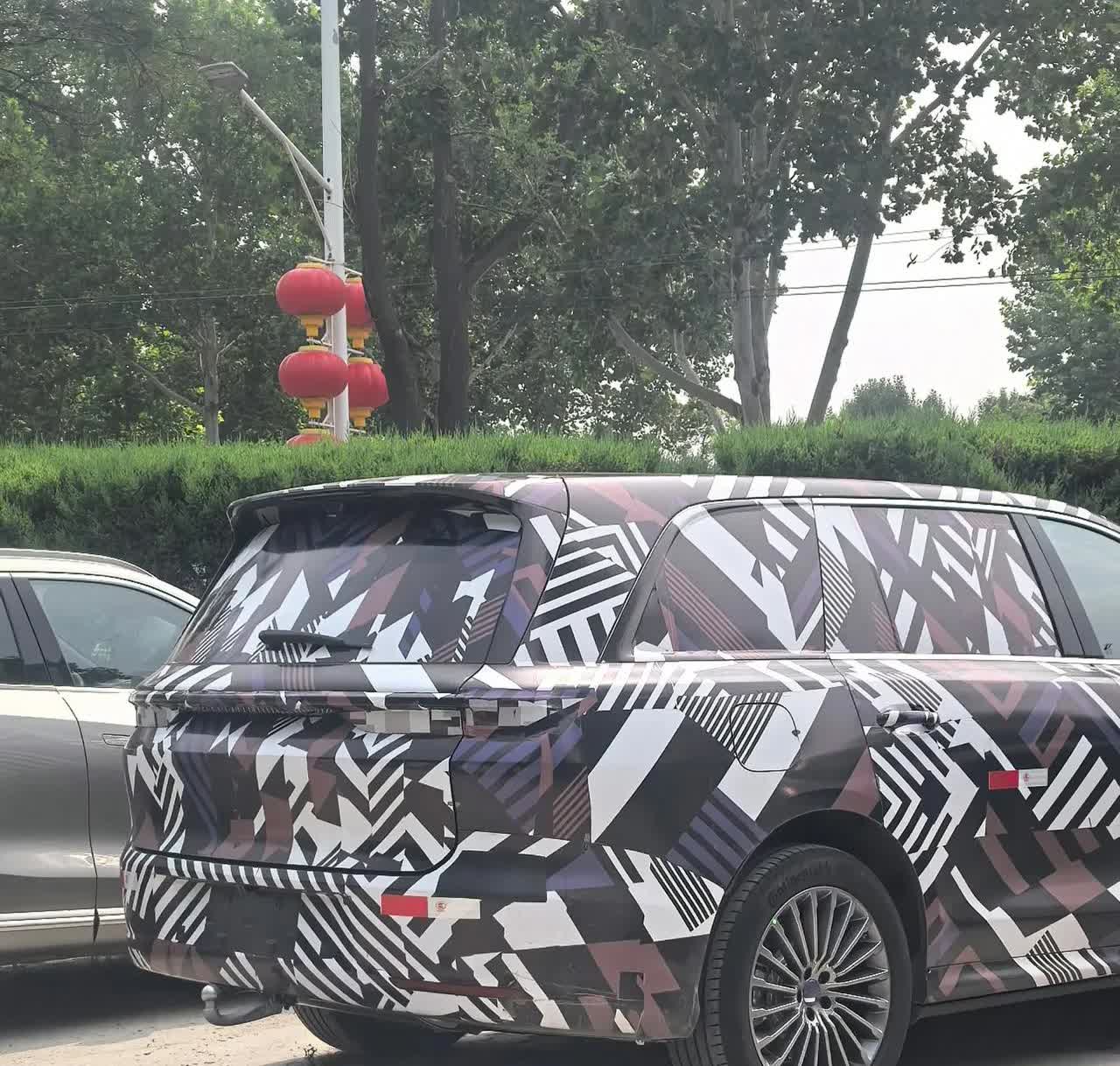 魏牌全新旗舰SUV谍照曝光

魏牌全新 SUV 伪装车被网友拍到了，
贯穿