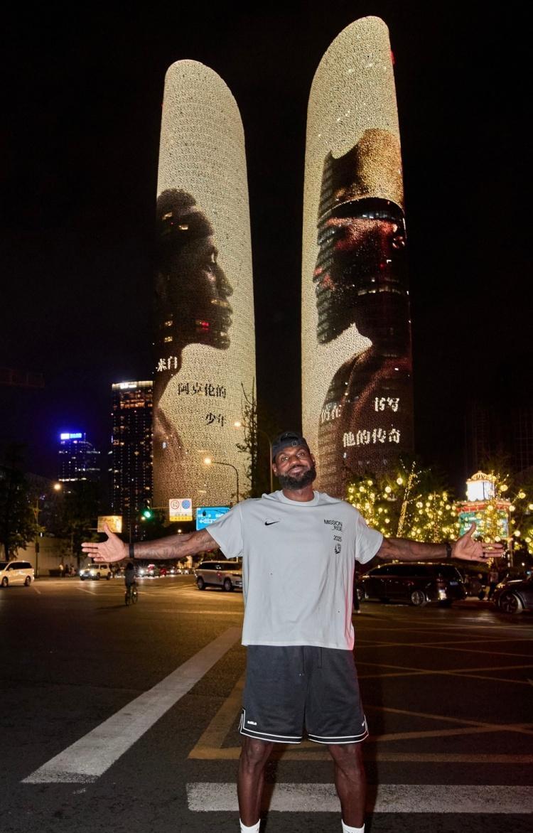 詹姆斯离开成都之前，亲自跑到双子塔灯光秀前合影！这个灯光秀，很多人看到的是比较近
