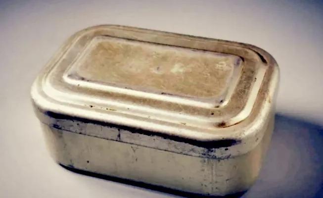 1984年，考上牡丹江师范，临走的时候，从家里带了一个旧饭盒，去食堂打饭吃，读了
