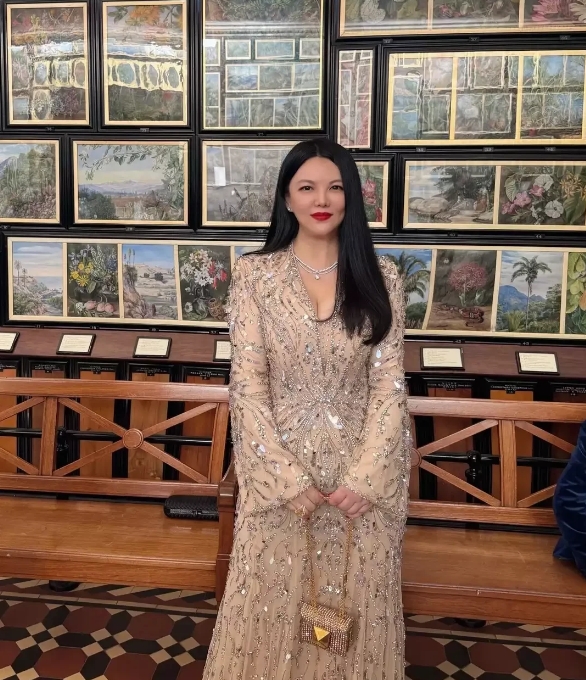 我敢说，
就李湘这条裙子，
在座的各位
一年工资也买不起

有网友表示：

正常