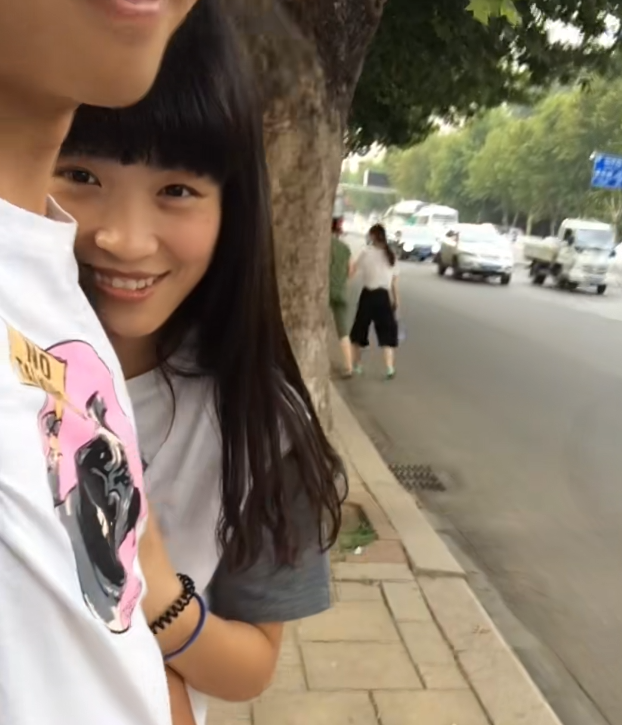十七八岁，你遇到了一个女生，你心里的小鹿一通乱撞。她只是礼貌地说了一句“嗨”，你