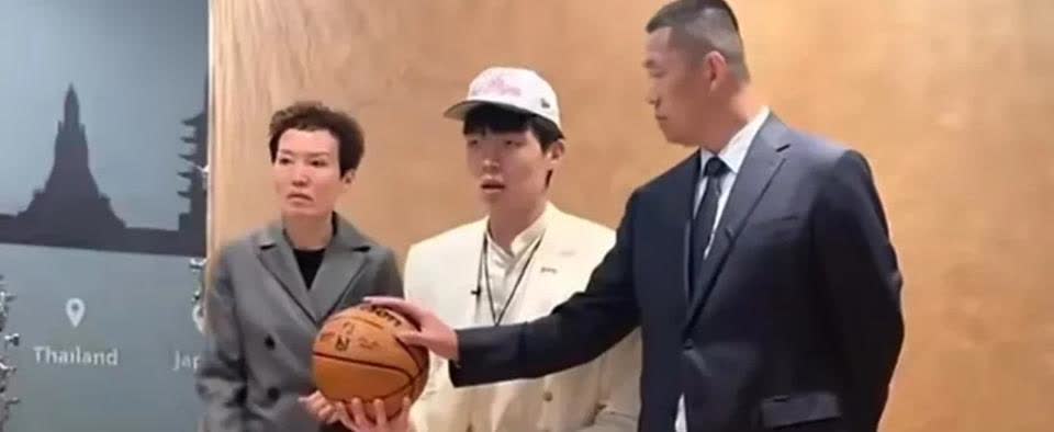 杨瀚森母亲为什么总是一脸严肃的原因透露了，就是怕笑了脸上皱纹多。

杨瀚森一