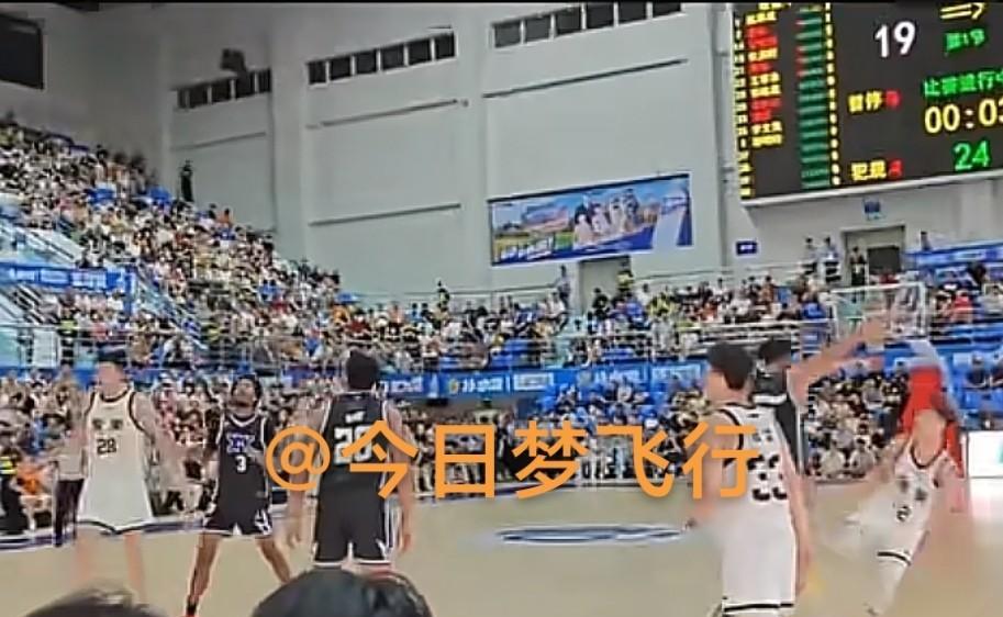 广东队在海口10分战胜美国肯塔基队！
比赛结束，海南大学体育馆全场唱响雄壮的《歌