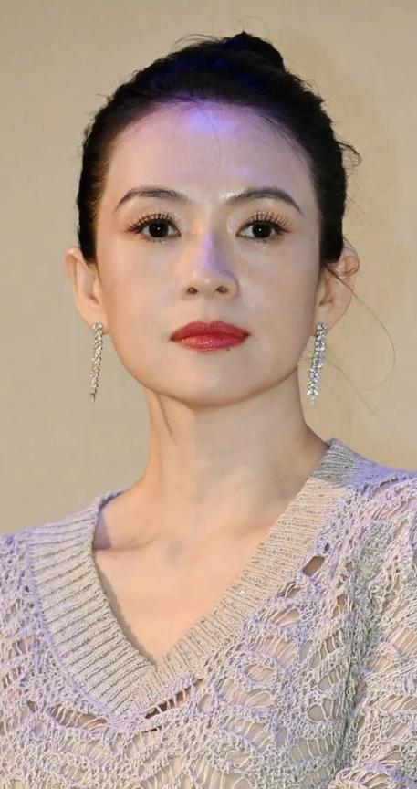 一个上海主持人采访李安：“你说章子怡的脸捉摸不定，有神秘感和禁忌感，这咋理解？”
