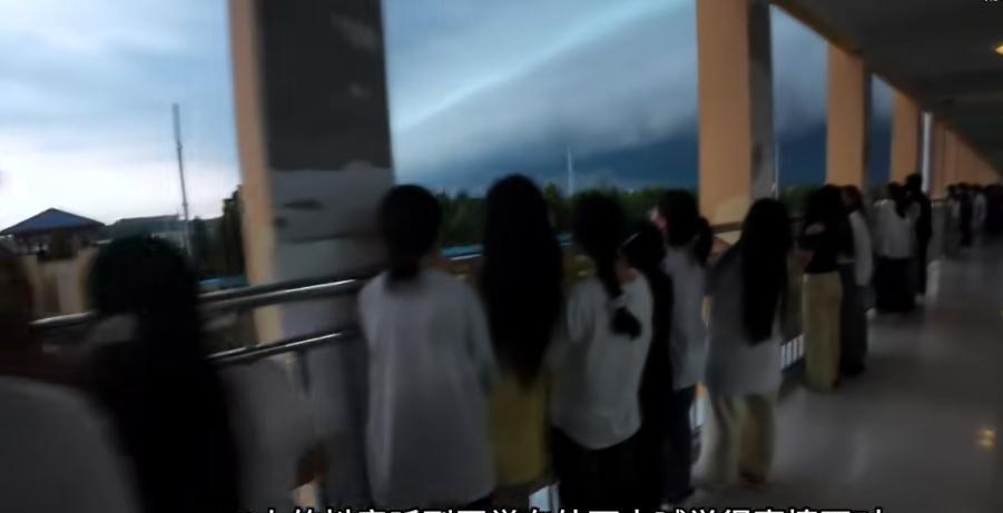 “这一幕太熟悉了！”近日，河南，男生正在教室玩，突然听到女同学在教室外大喊，而且