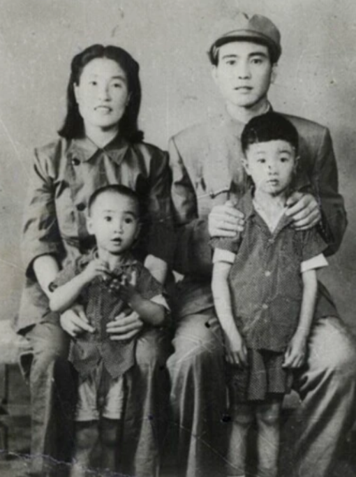 1951年，刘青山被处死，十几年后，他的大儿子考上了石油学院，却因政审被拒，于是