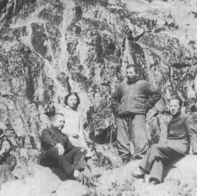 1961年，张学良被解除“管束”后，搬入在台北的新居，迎来送往日渐增多，为了方便