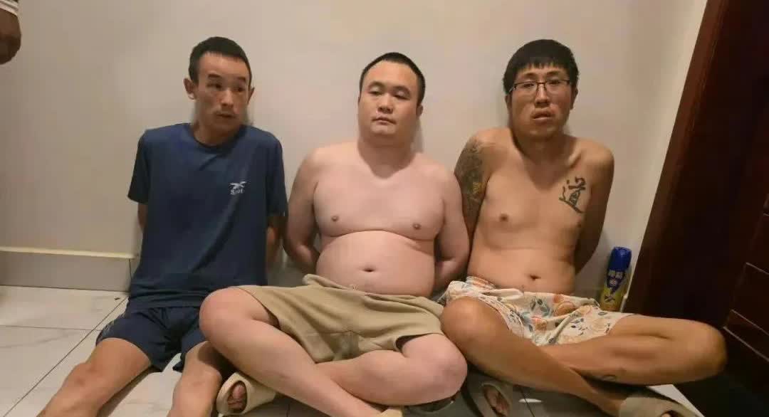 三名涉嫌绑架的男子在柬埔寨被捕！现场缴获的枪支弹药及作案工具被曝光！
消息来源