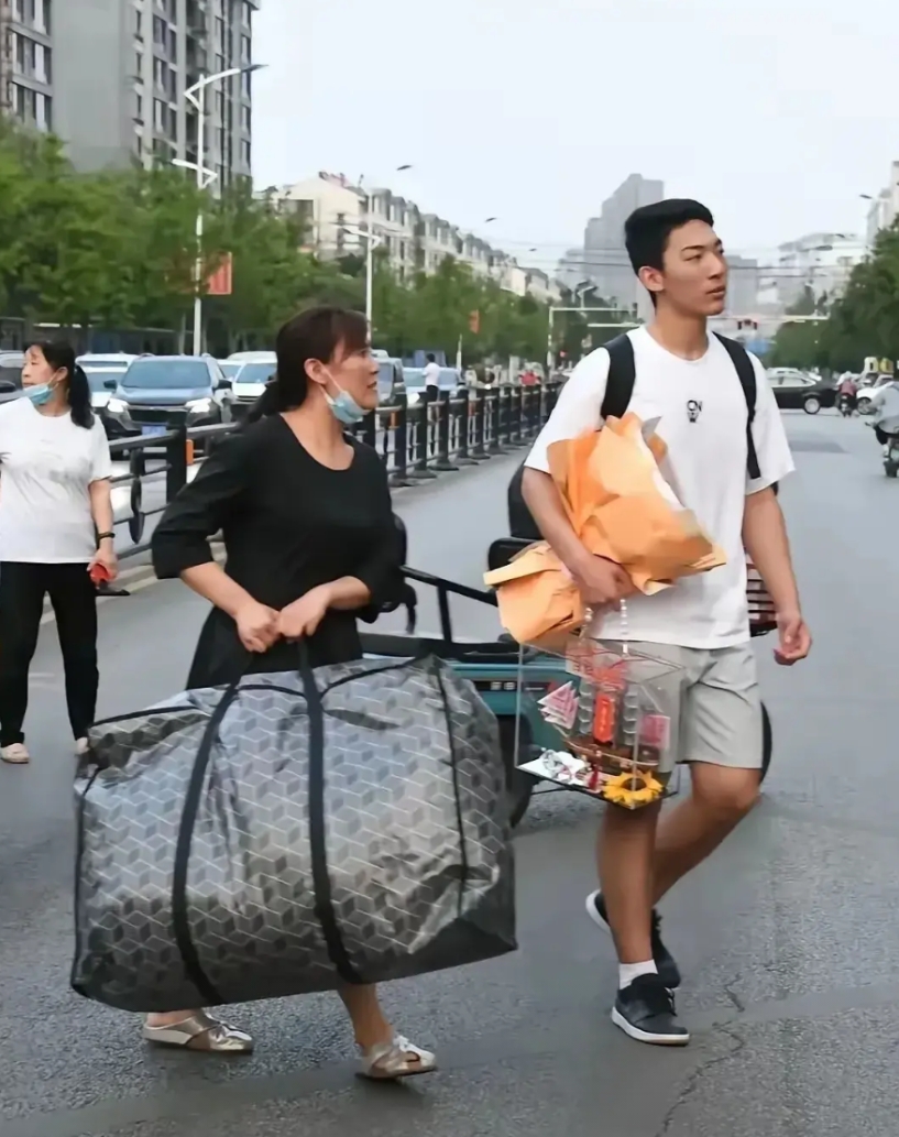 两个场景，两种人物，两个不一样的修行，结果是让人看了五味杂陈，思绪万千。
场景一