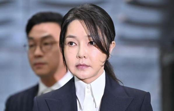 金建希回应自己一言不发：说不说都一样，反正我们都会遭到不公平对待！
金建希被拘留