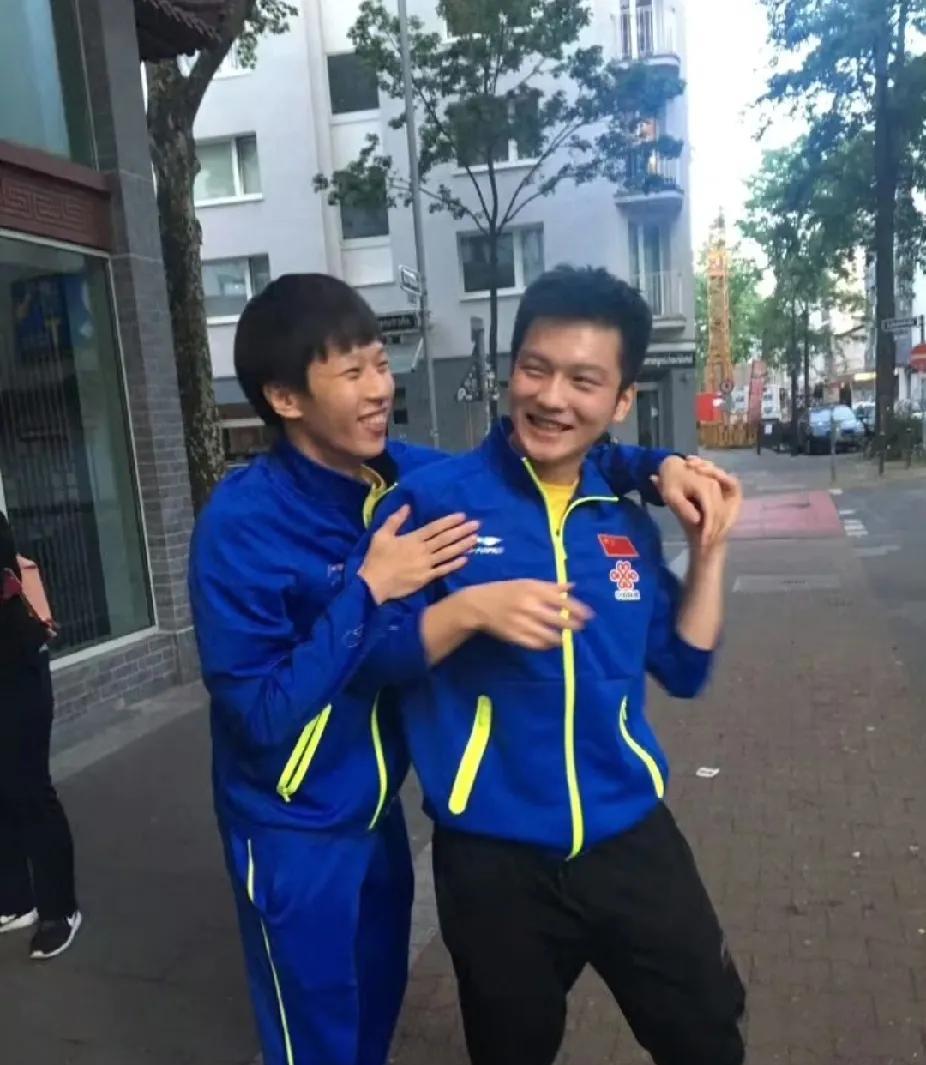 考古胖远可爱互动，谁的嘴角疯狂上扬
救命！考古到林高远和樊振东早年的街头互动，这