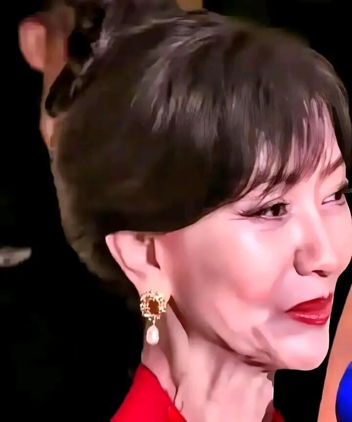 这是女明星真实中的颜值，不开美颜，真的好一般，一看就是普普通通的老年人了，你还认