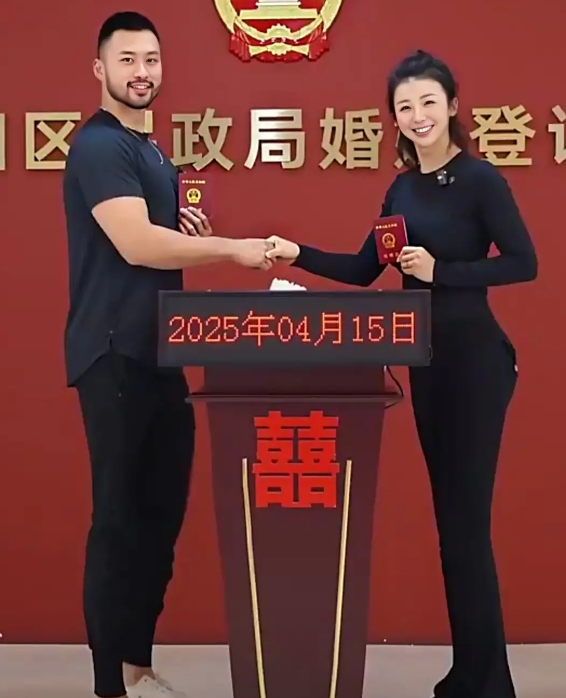 知名NBA节目主持人张曼源在社交媒体宣布结婚，并透露自己已经怀孕！

今年29岁