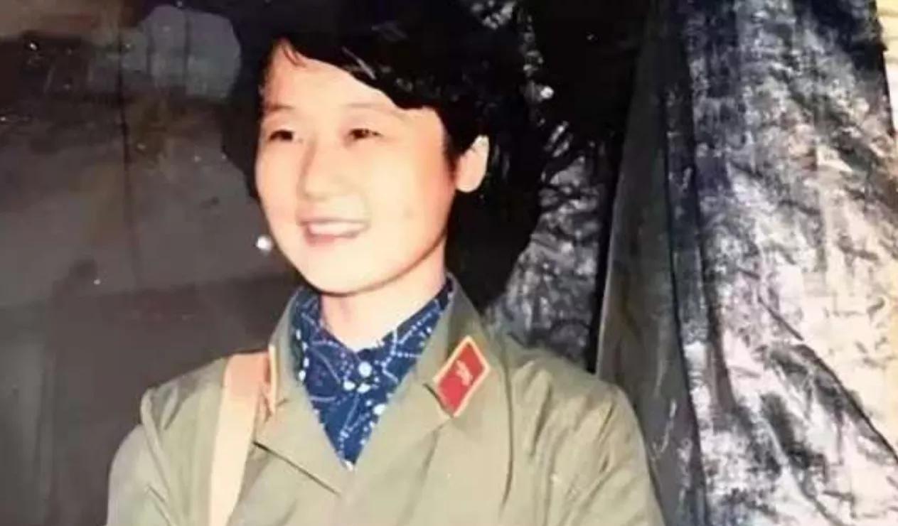 [中国赞]1983年，老山战役中，几名战士脱下军裤，面对女军医，双腿敞开，尴尬不