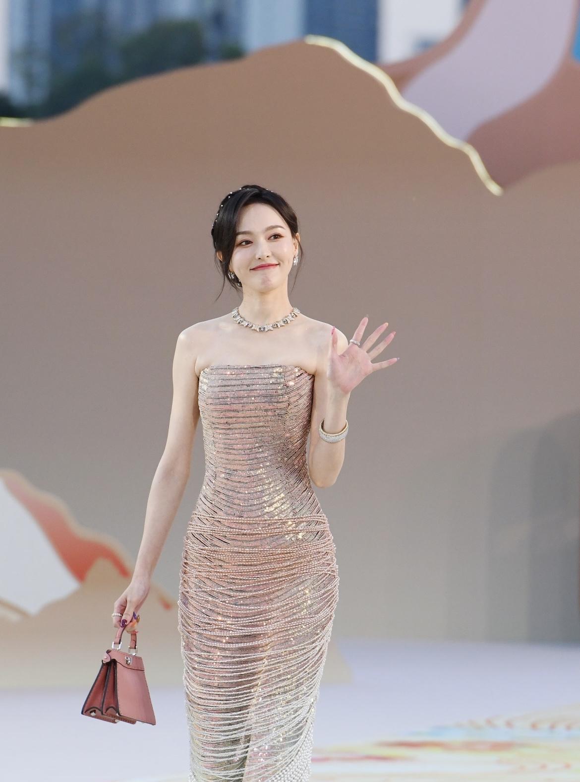 对比下来才明白
为什么唐嫣罗晋从不秀恩爱
却无人敢传言两人感情不好，不是因为媒体