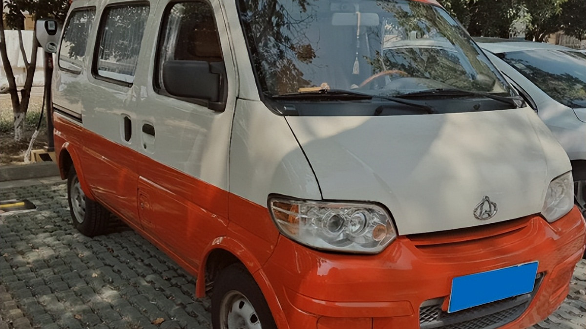 独特红白结合色，长安之星改装简易床车，低成本打造小面包露营车