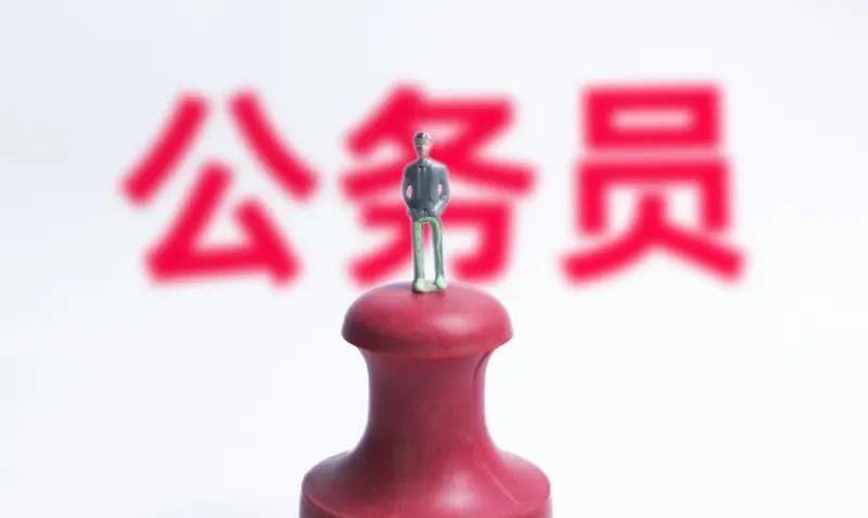 我一同学40多岁，是体制内的公务员，前些日子居然辞职了，拿着50万说准备创业搞抖