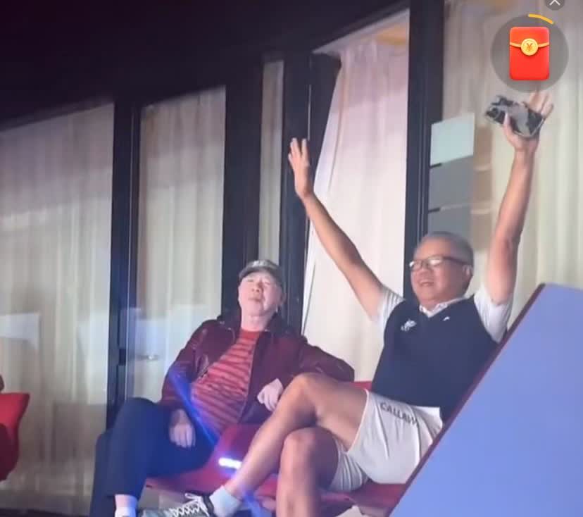 冯小刚竟然去了张杰的演唱会。


第一回听说一个知名导演去看演唱会，果真张