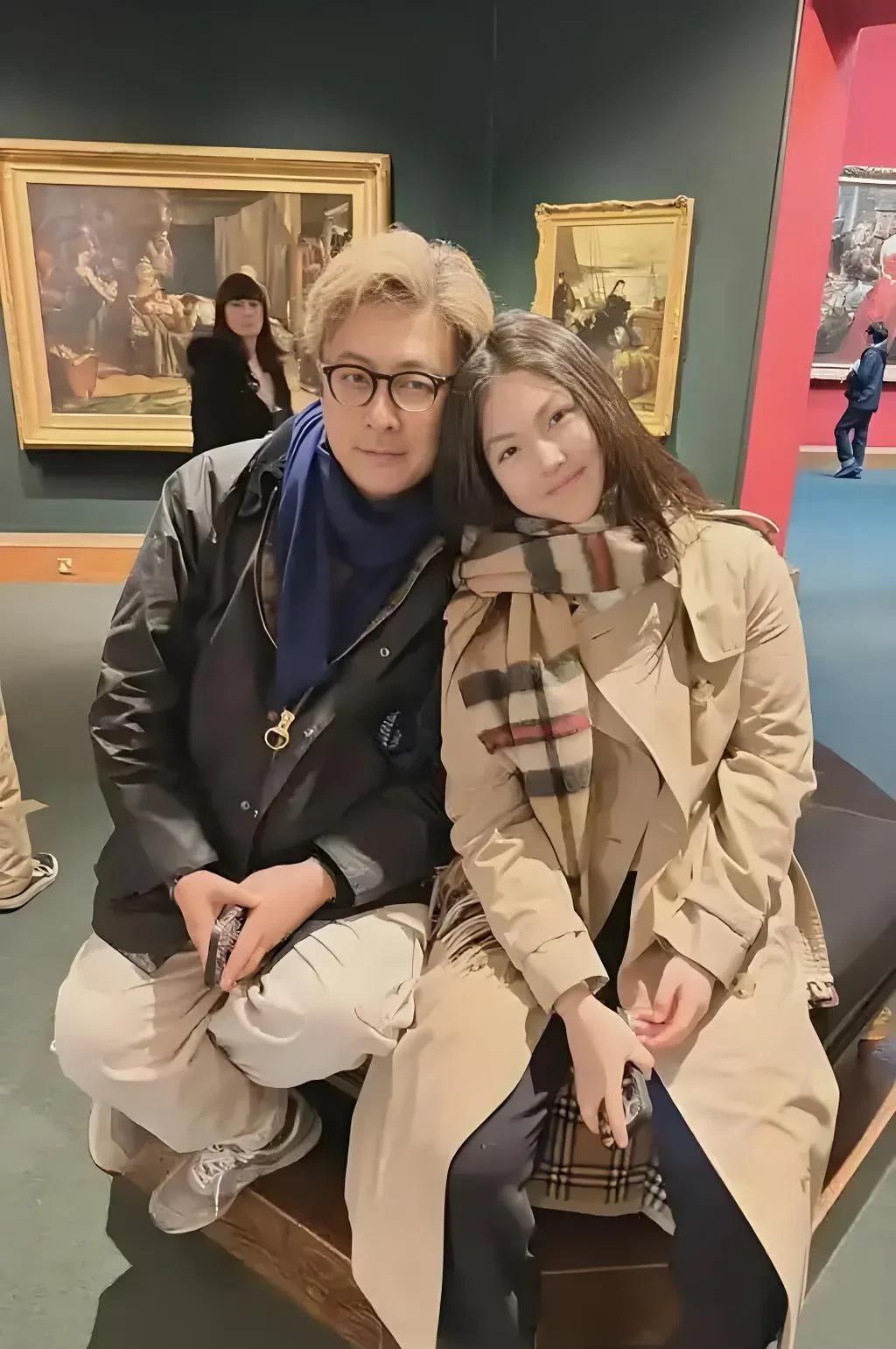 王诗龄跟爸爸王岳伦的感情真好。王诗龄应该是最幸福的女孩了，爷爷是画家，爸爸是大导