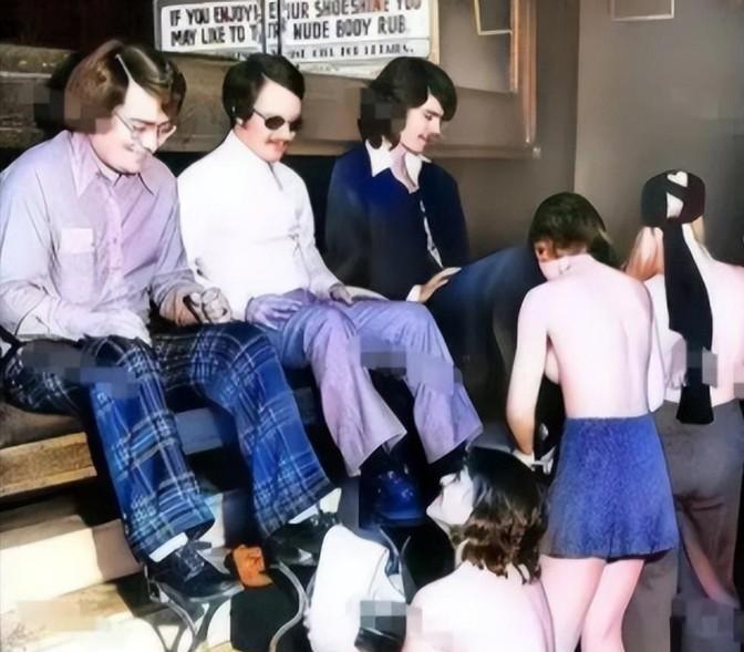 1975年，多伦多的一家店铺内，客人们坐在椅子上，赤裸着上半身的女子们正在给他们