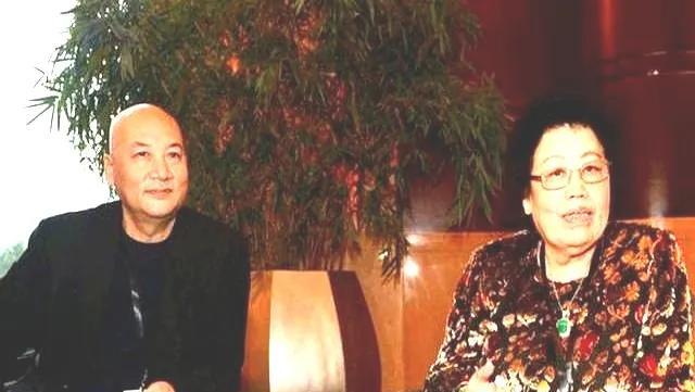 他娶了个比他大十一岁的富婆——陈丽华！
女强人，身价几百亿，妥妥的豪门阔太！两人