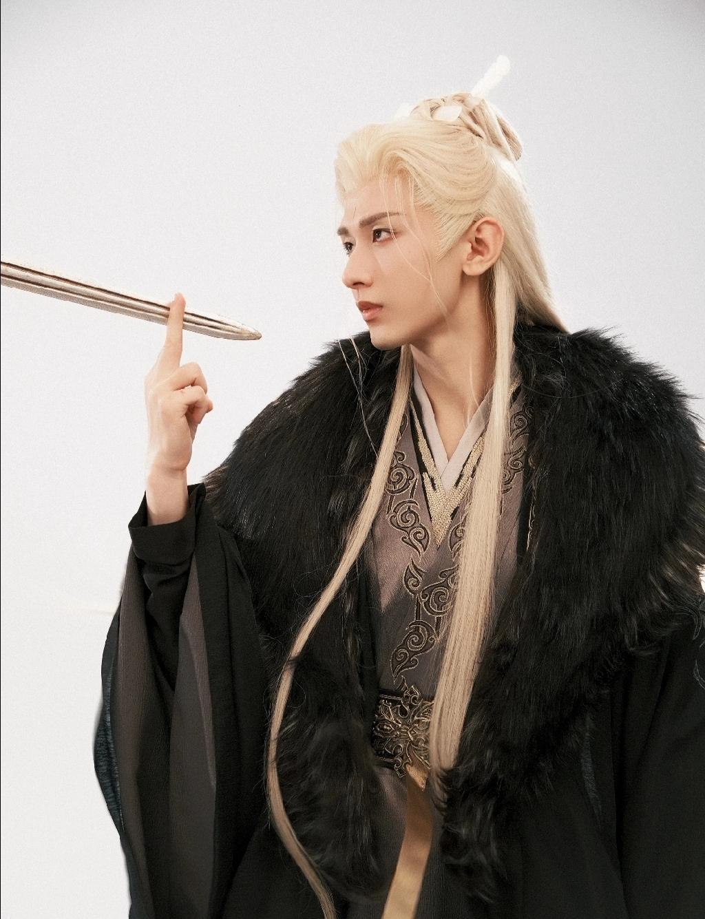 终于知道导演为什么找成毅出演《赴山海》了。
不是因为他在《莲花楼》表现好 只是导