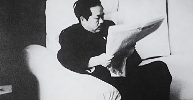 1928年3月，任弼时被捕，敌人派兵将他押往安庆。船上，许多旅客上前围观。任弼时