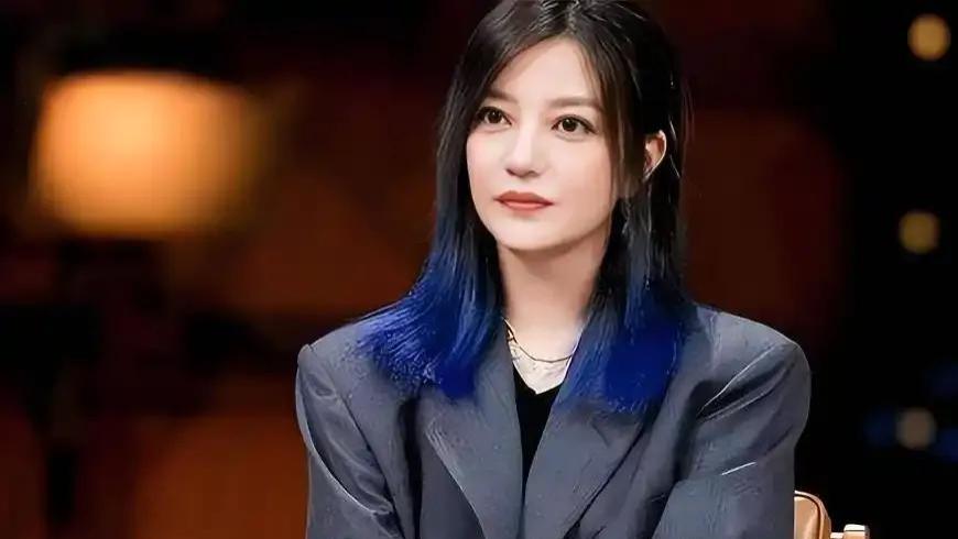 赵薇离婚后首晒近照，素颜出镜状态好，胸前佛珠抢镜