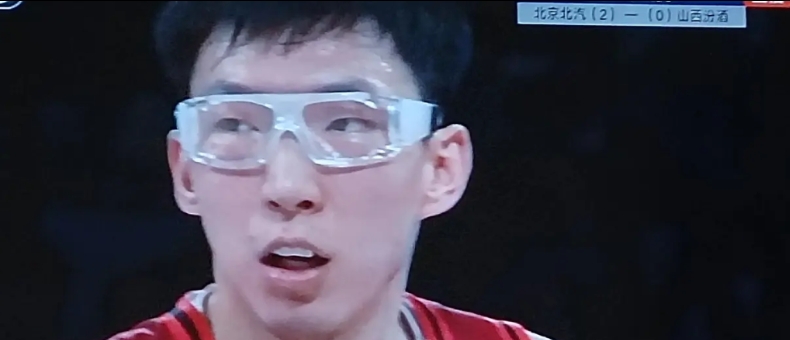 周琦虽然没有指名道姓说出“半吊子”主教练，但是，球迷心里都有数。“半吊子”是指一