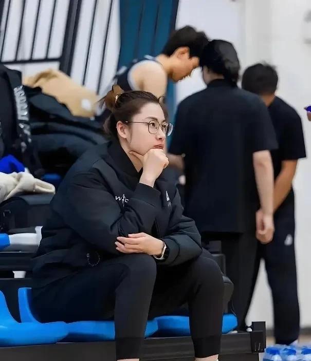 江苏队教练兼球员陈晓佳这次真的太惊艳了！在和夺冠热门四川女篮的对战中，这位38岁