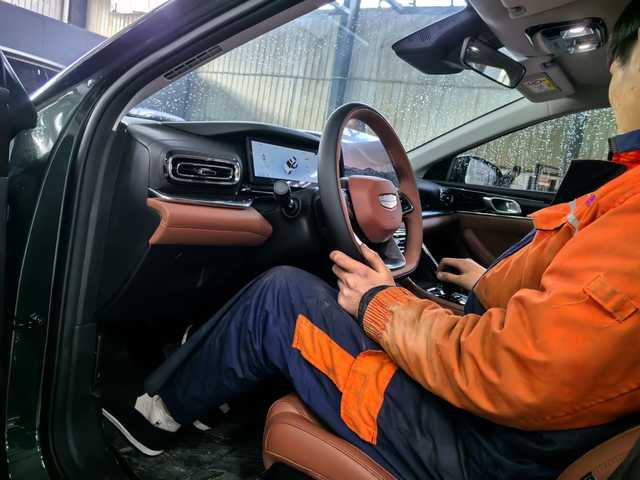 出发的时候发现车机的流量是没法使用
也不知道什么原因，它老是显示网络异常，然后开