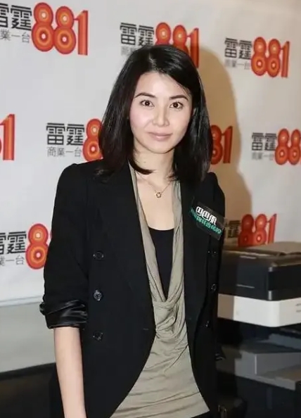 她，曾以三级片成名，被视为“问题少女”，家世平平，文化有限。却凭独特魅力，赢得郑