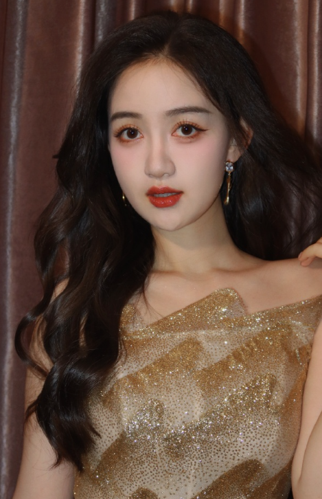 马萱卷发红唇金色礼裙，甜笑怡人