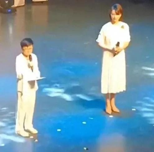 董卿携子同台共读：书香浸润母子情
董卿近日与儿子同台深情朗诵经典，她以知性声线传