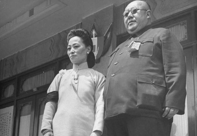 1956年，逃到美国后的马鸿逵在私人公寓内，挺着腐败的大肚子，享受着小姨太给他做