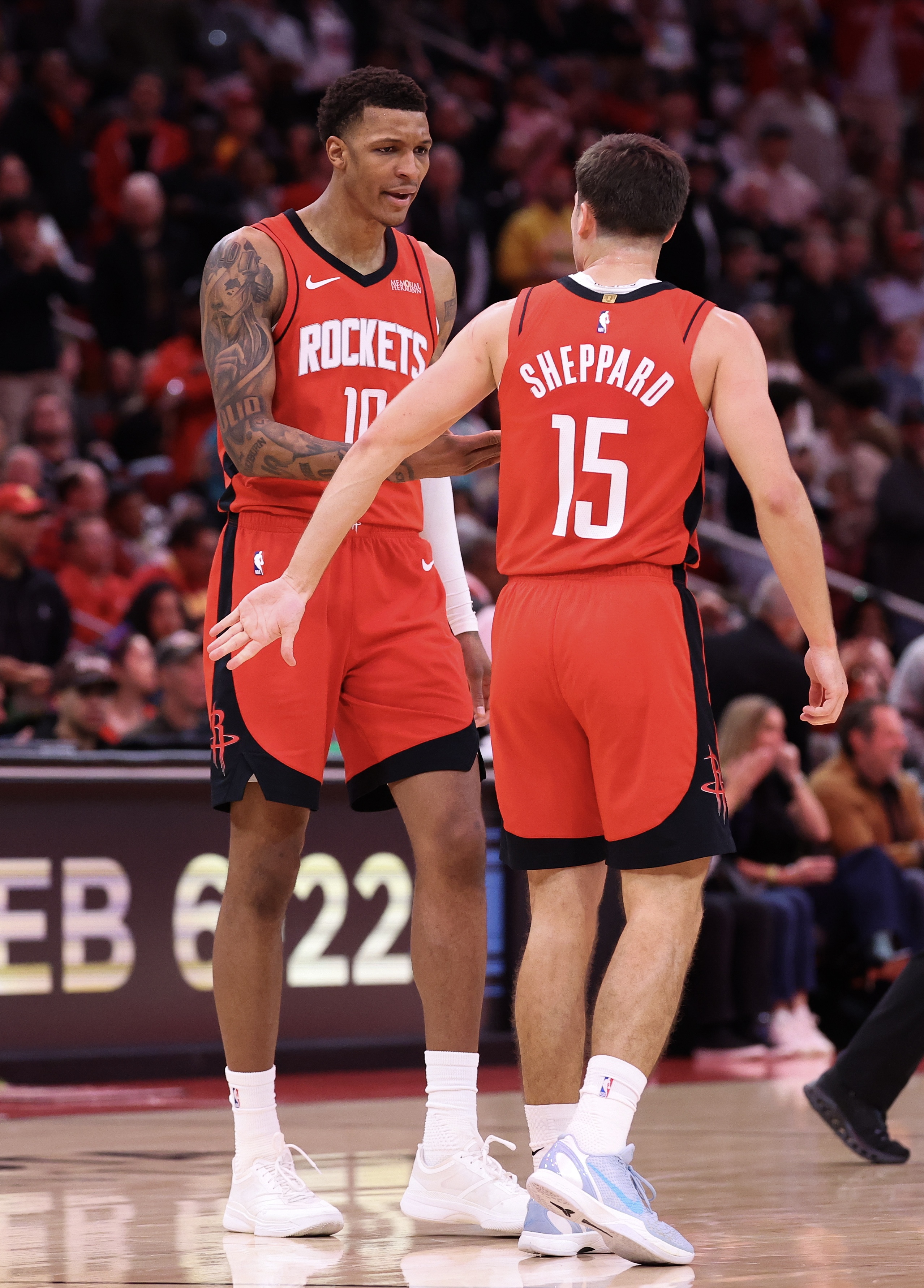 火箭队本赛季饱受伤病的困扰，而现在快船队也是饱受伤病的困扰。交易截止日之前，他们