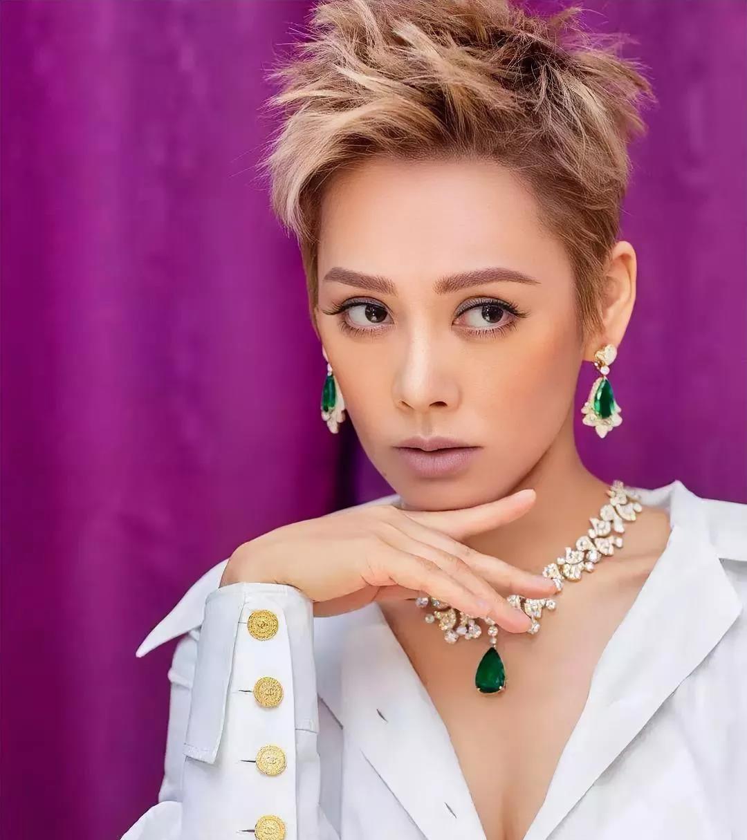 被宁静的婚姻观整破防了，不结婚的人生照样爽翻天。
终于明白为啥53岁的宁静独美到