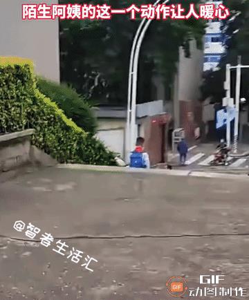 太暖了！小男孩第一次独自去上学，妈妈不放心在后方尾随，当孩子走到斑马线时，陌生阿