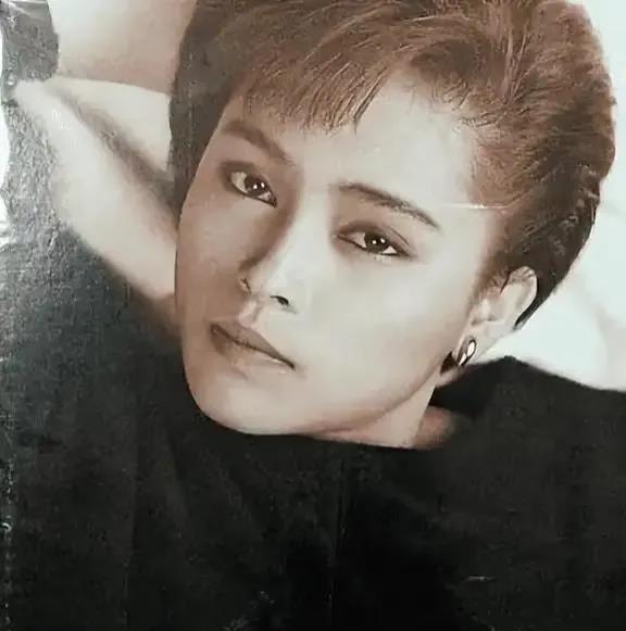 说白了，
黄安记千百惠一辈子，
不是因为多轰轰烈烈，而是当年一句“就你了”，让他