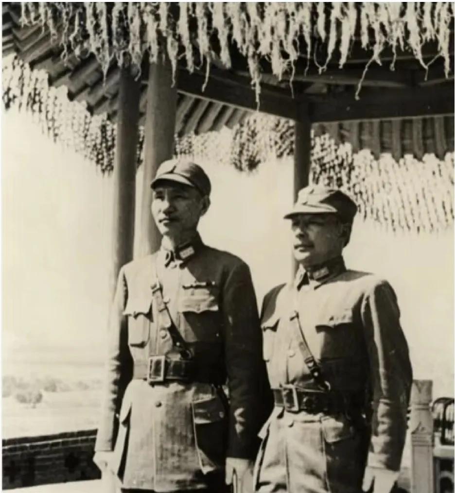 1942年，西安，蒋介石巡视西北，与三十四集团军总司令胡宗南留下这张合影。照片定