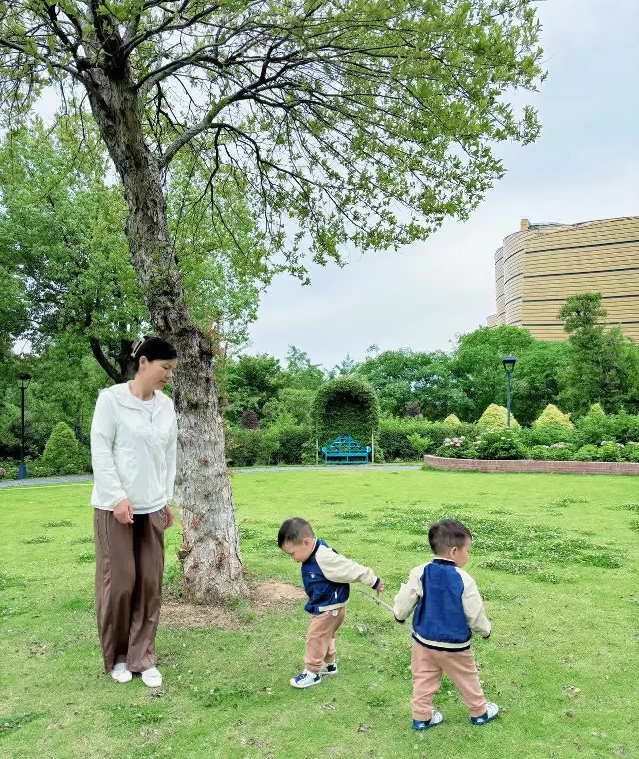 一位外婆因与家政阿姨的相处矛盾而更换了阿姨，希望新来的阿姨能更好地与家庭配合。
