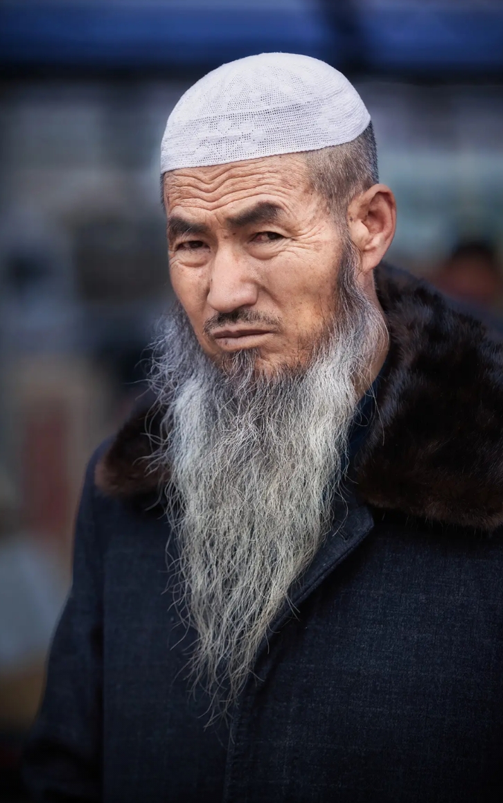 这是在甘肃临夏回族自治州东乡族自治县内的一处牛羊交易市场内拍到的一位当地人，他估